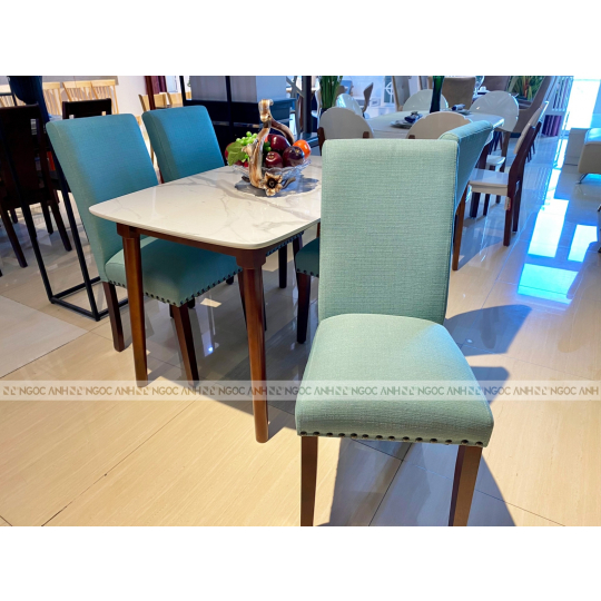 Bộ bàn ăn với những chiếc ghế màu xanh tươi mới, chất lượng cao