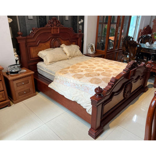 Giường ngủ Nữ hoàng gỗ Gõ đỏ tự nhiên 1m8 lộng lẫy và quý phái, tạo điểm nhấn ấn tượng, cuốn hút cho không gian phòng ngủ