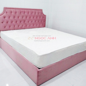 Giường ngủ tân cổ điển với gam màu hồng nhã nhặn